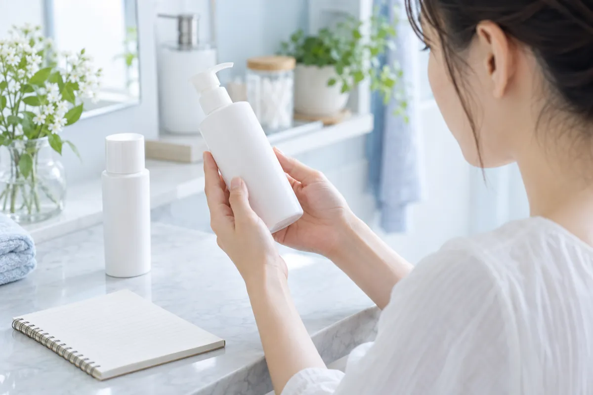 保湿ミルクの成分表示を確かめるイメージ